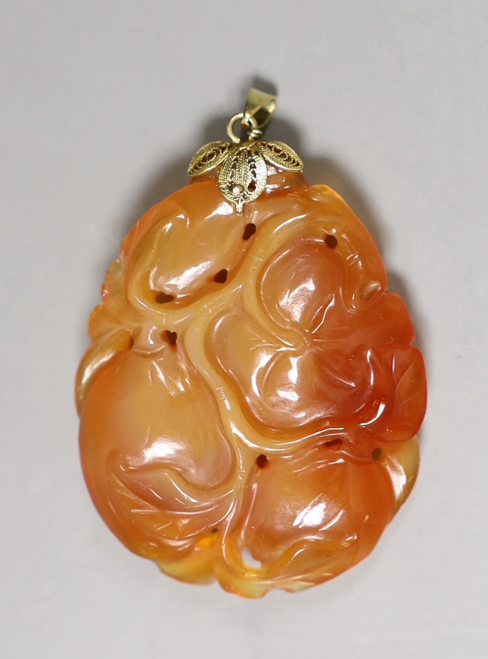 A Chinese agate 'melon' pendant, 19th/20th century, 6cms long